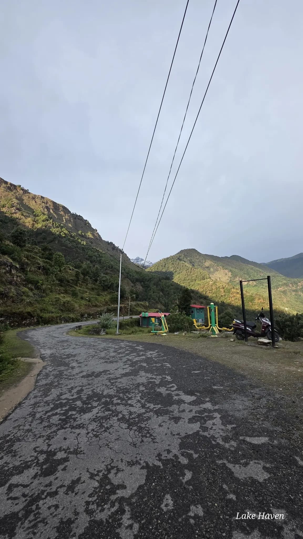 Mountain road near Sari Village in Uttarakhand on the approach to nearby Himalayan destinations